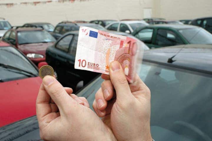 Hand met geld