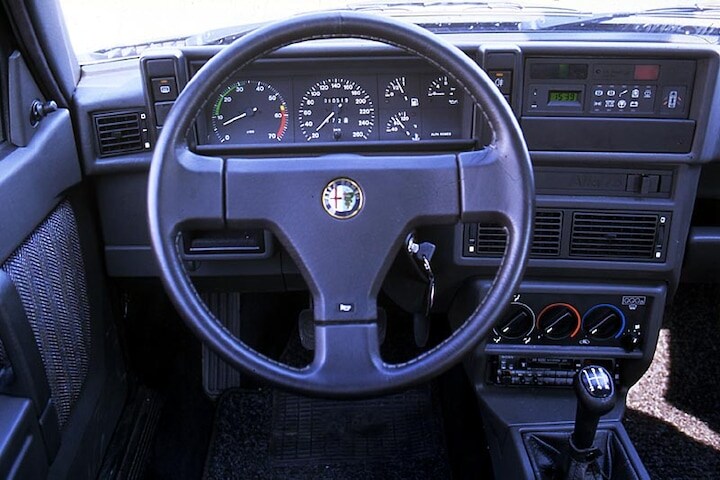 Alfa Romeo 75 - interieur