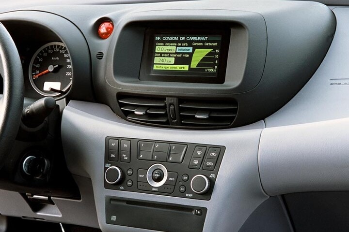 Nissan Almera Tino - interieur