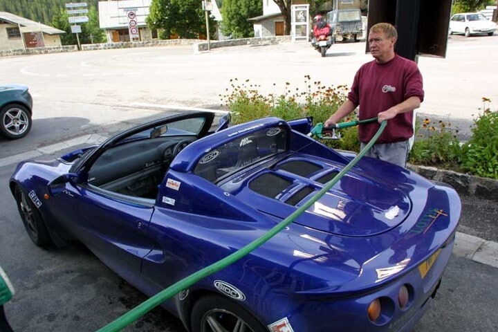 tanken met een Lotus Elise