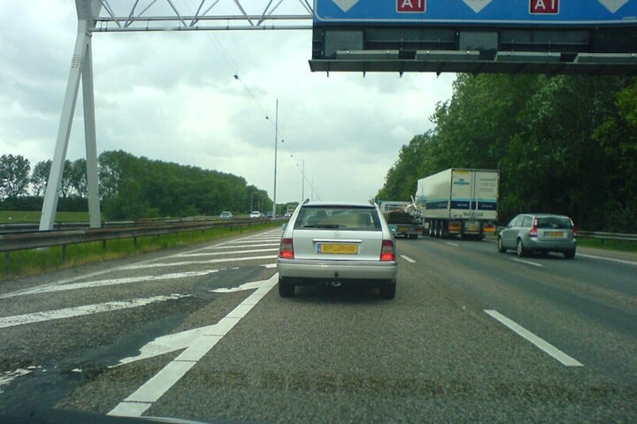 Mercedes op linkerbaan