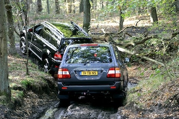 Mercedes-Benz GL vs Toyota Landcruiser