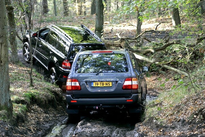 Mercedes-Benz GL vs Toyota Landcruiser