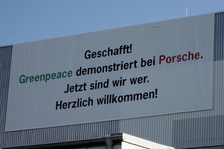 Greenpeace demonstreert bij Porsche