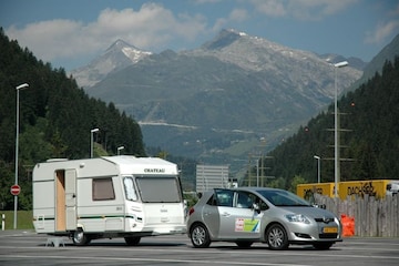 Auris met caravan