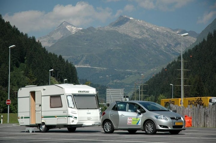 Auris met caravan