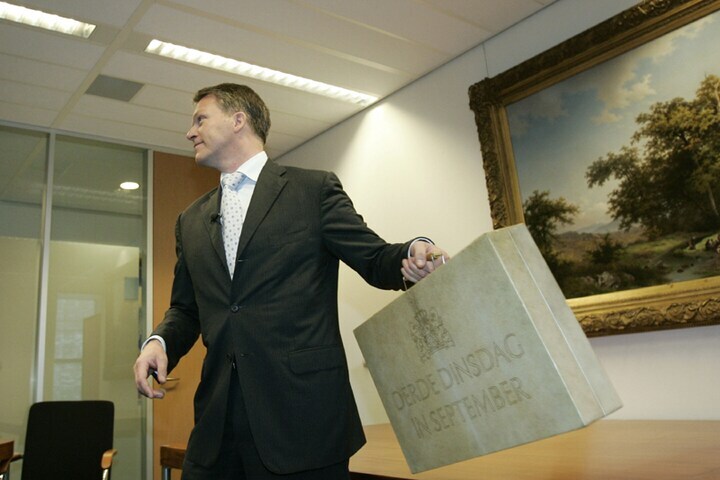 Wouter Bos met z'n koffertje