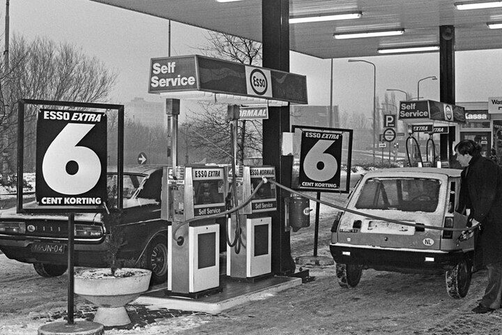 Tanken bij Esso in Zaandam 1981 | Foto: ANP