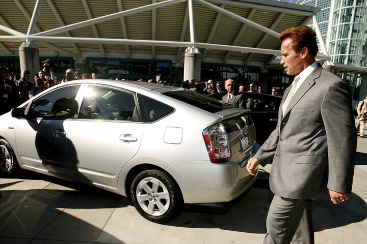 Toyota Prius met Arnold Schwarzenegger (Foto: EPA)