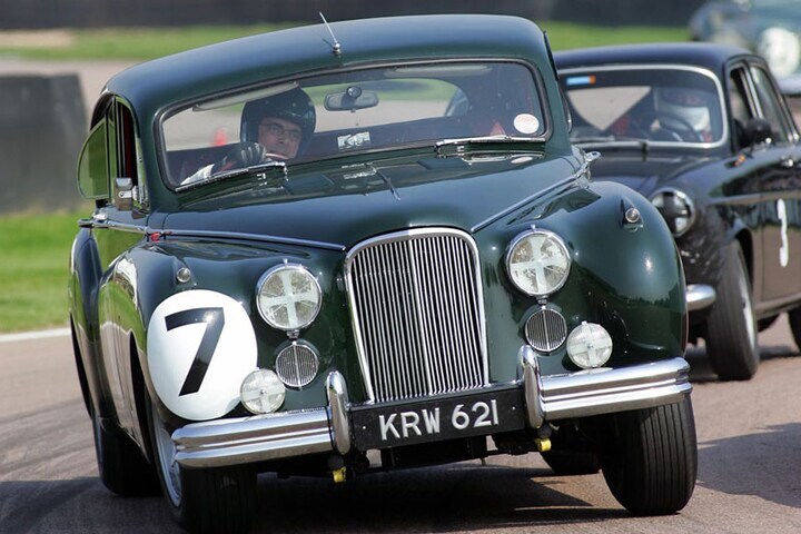 Rowan Atkinson in zijn Jaguar MK VII