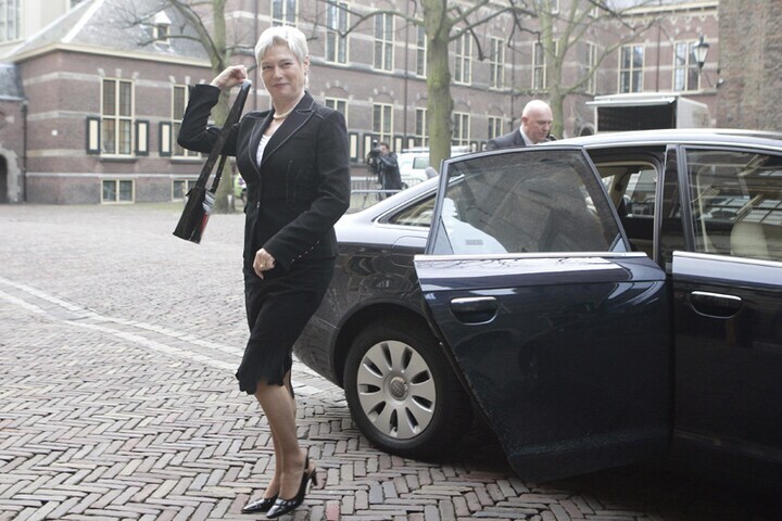Maria van den Hoeven met haar Audi A6