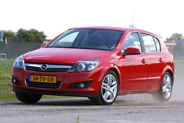 Opel Astra 1.6 Turbo Cosmo