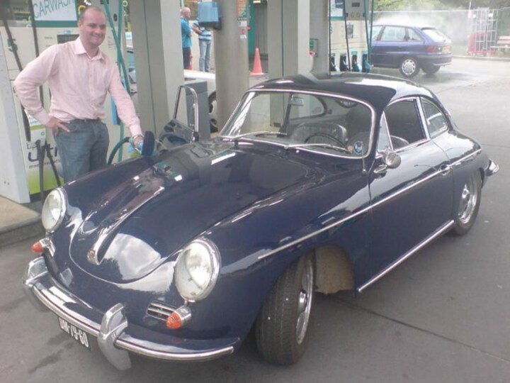 Stéphan tankt Porsche 356
