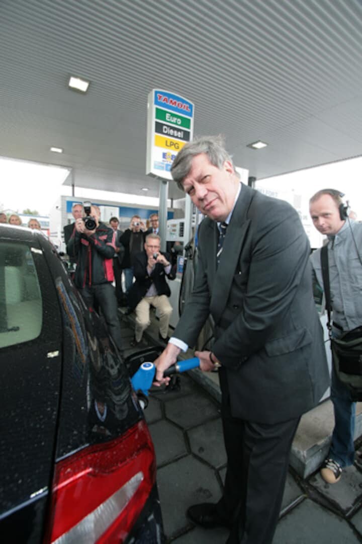 Ivo Opstelten opent tankstation