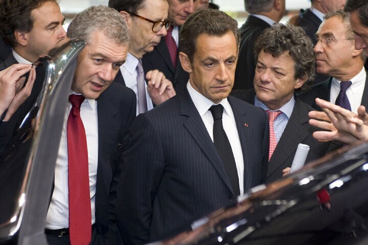 Sarkozy bekijkt Citroën (foto: AFP)
