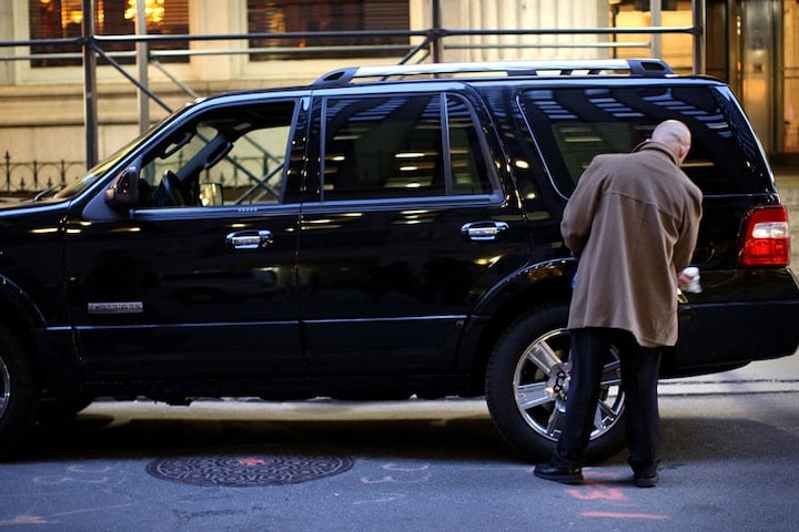 Amerikaan poetst zijn Ford Expedition | Foto: ANP/