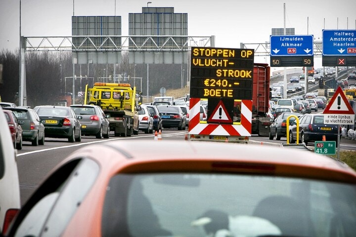In de file voor een vliegtuigwrak | Foto: ANP