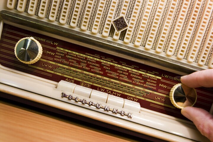 Zoeken naar Maurice op het radiotoestel | Foto: AN