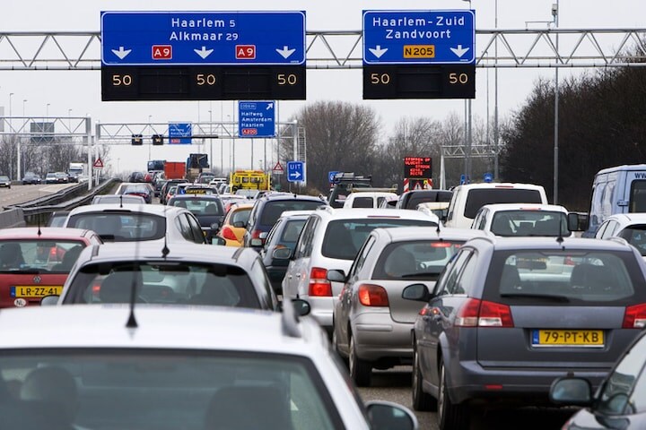 File op de A9 na vliegtuigcrash | Foto:ANP