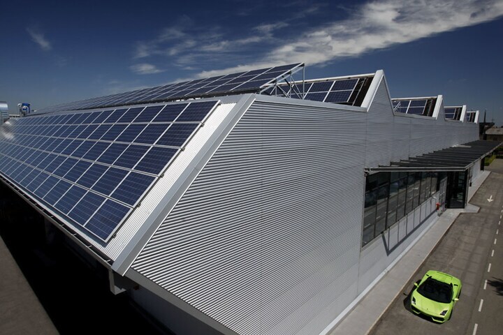 Zonnepanelen op dak Lamborghini-fabriek