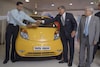 Eerste drieTata's  Nano afgeleverd | Foto: ANP/EPA