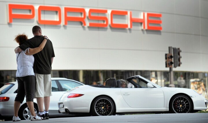 Porsche-dealer in Stuttgart | Foto: ANP/AFP