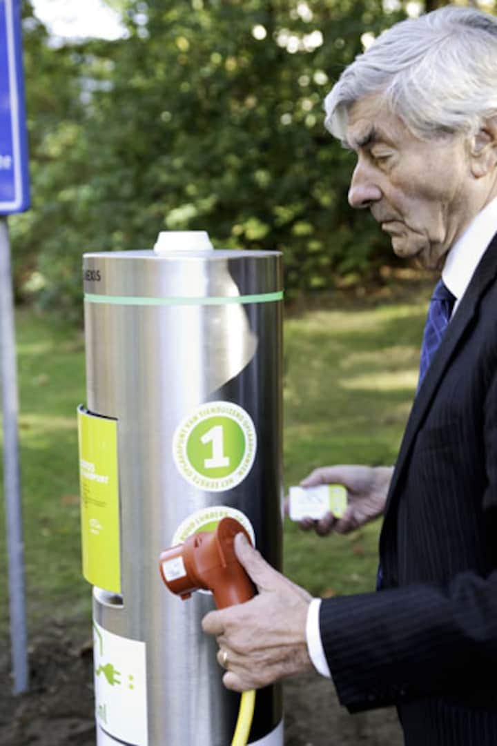 Ruud Lubbers ontvangt tankpas van E-laad