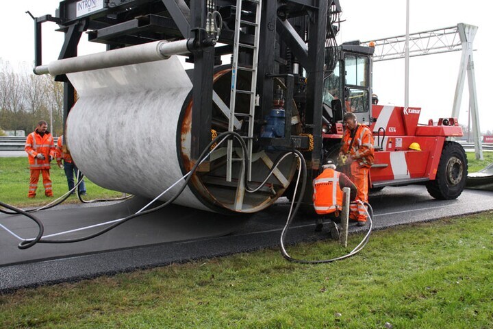 Rijkswaterstaat legt rubber wegdek neer op parkeer