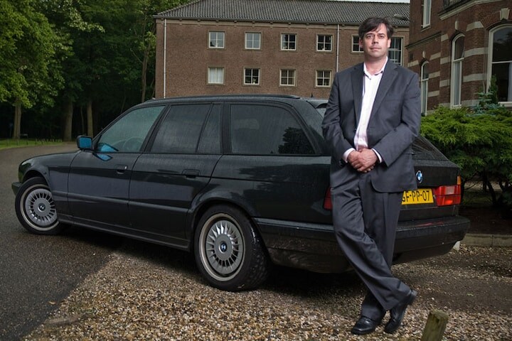 Wouter van Embden met youngtimer (BMW 530i Touring