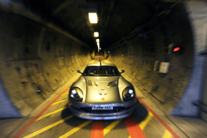 John Surtees rijdt door Kanaaltunnel 17-11-2009 | 