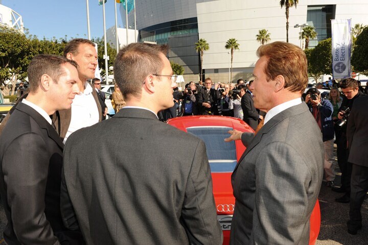Arnold Schwarzenegger bij Audi eTron
