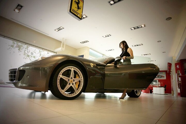 Koopster inspecteert Ferrari | Foto: ANP/AFP