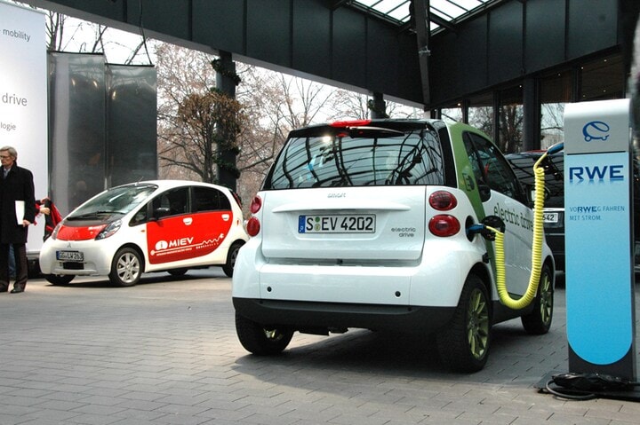 i MiEV op bezoek bij ladende Smart ED