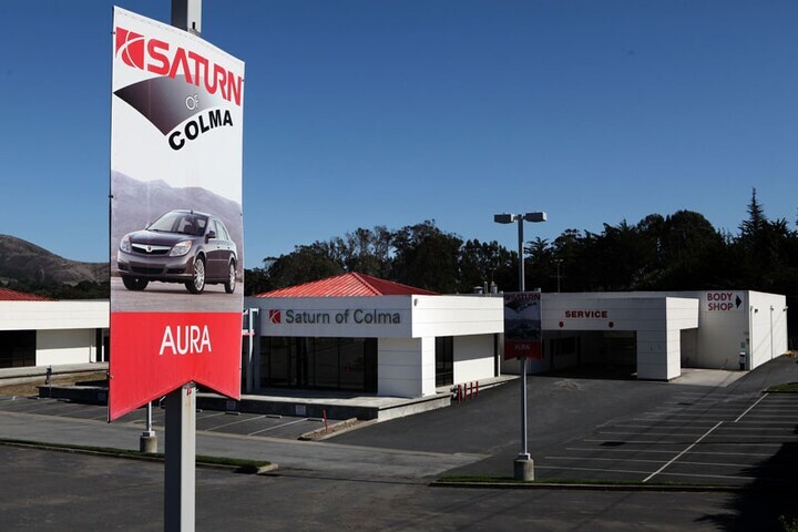 Verlaten Saturn-dealer in Colma, Californië | Foto