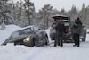 Mercedes S Coupé vast in de sneeuw
