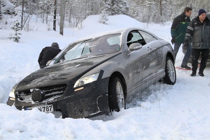 Mercedes S Coupé vast in de sneeuw