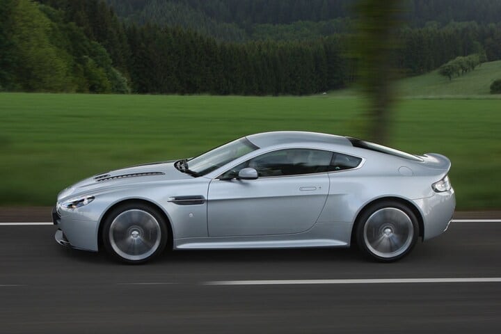 Aston Martin V12 Vantage
