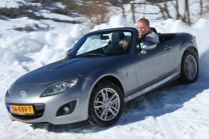 Roland Tameling met Mazda MX-5 in de sneeuw