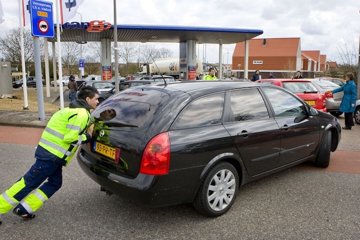 Gekte bij goedkoop tanken Tango (foto: ANP)