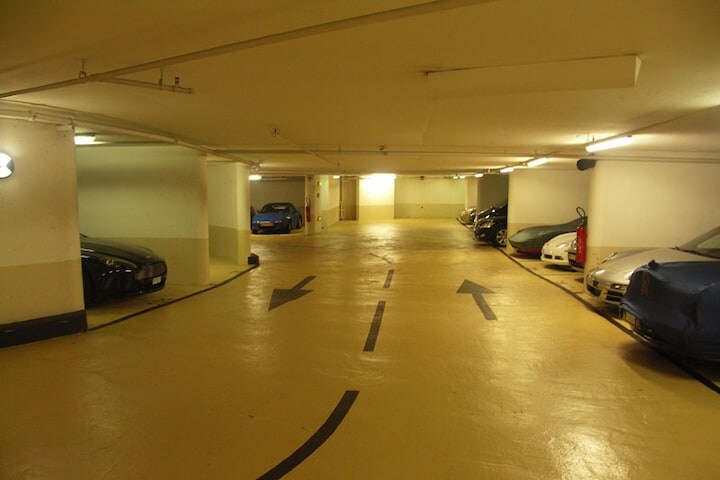 Mazda MX-5 in parkeergarage in Monaco