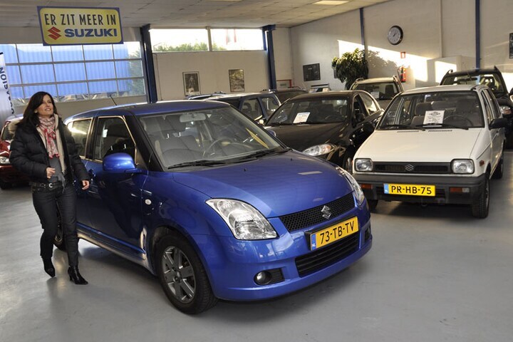 Vrouw in showroom