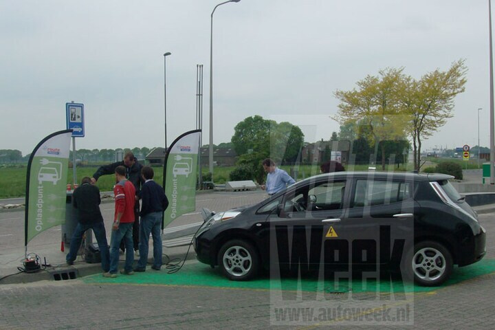 Nissan Leaf bij elektrisch oplaadpunt 