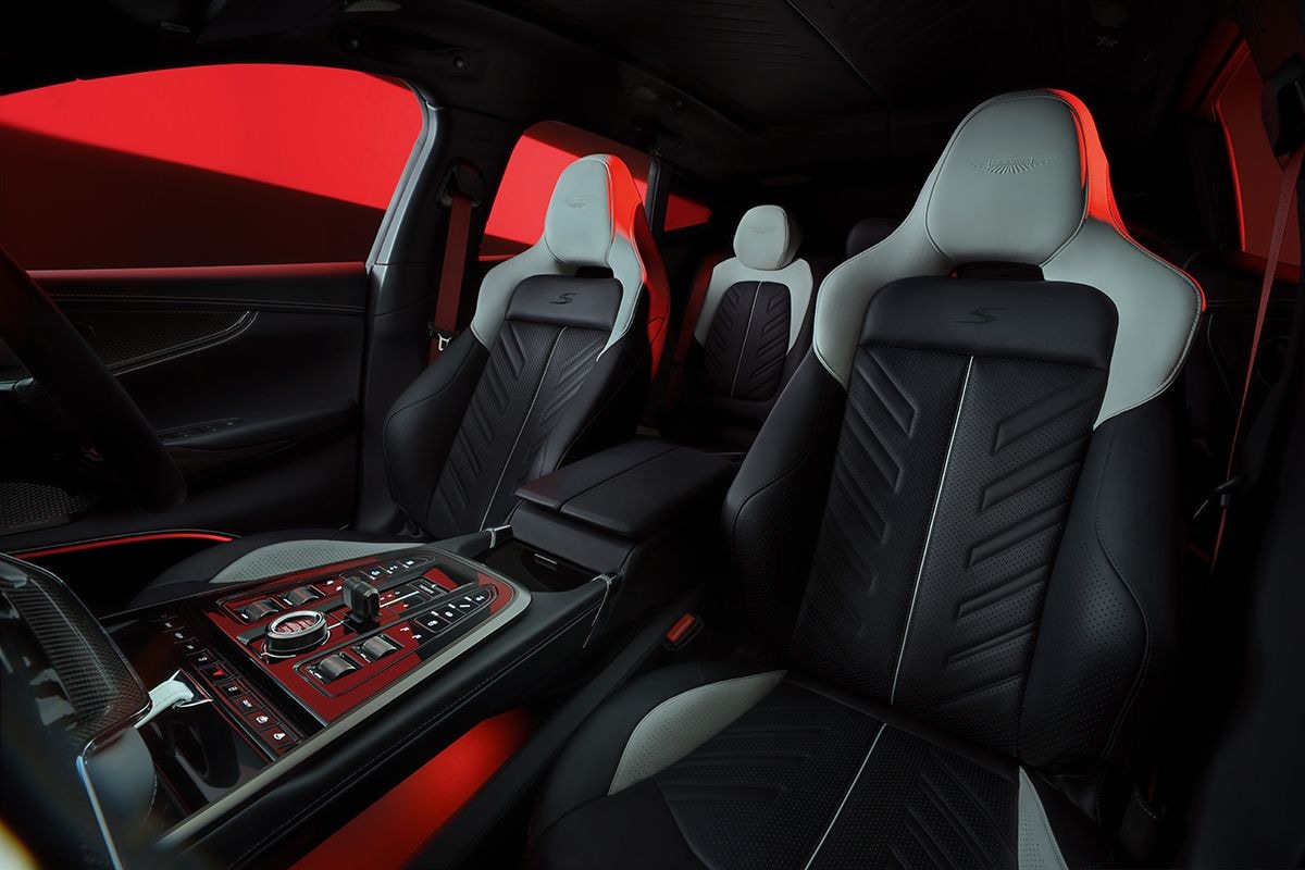 Aston Martin DBX S
