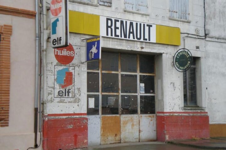 Oude Renault-garage in Frankrijk