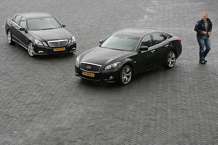 Roland test Infiniti M tegen Mercedes E
