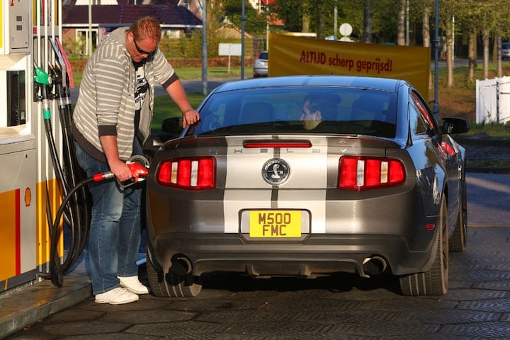 Roland tankt Ford Mustang
