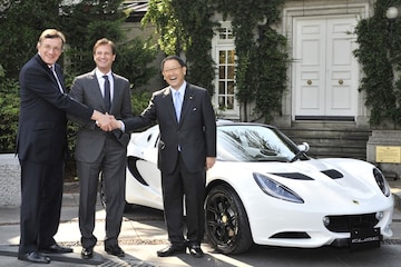 Akio Toyoda ontvangt laatste Lotus Elise met 2ZZ-m
