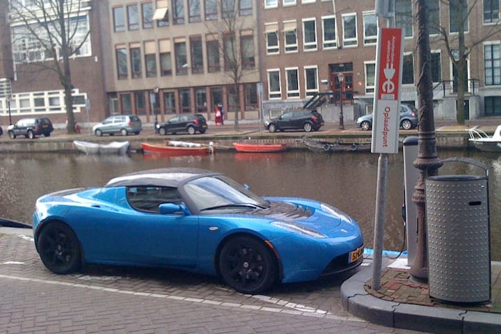 Tesla Roadster aan laadpaal in Amsterdam