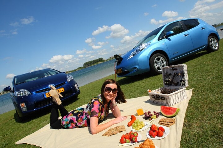 Nissan Leaf vs Toyota Prius