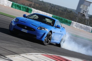 Sandor van Es rijdt Jaguar XKR-S